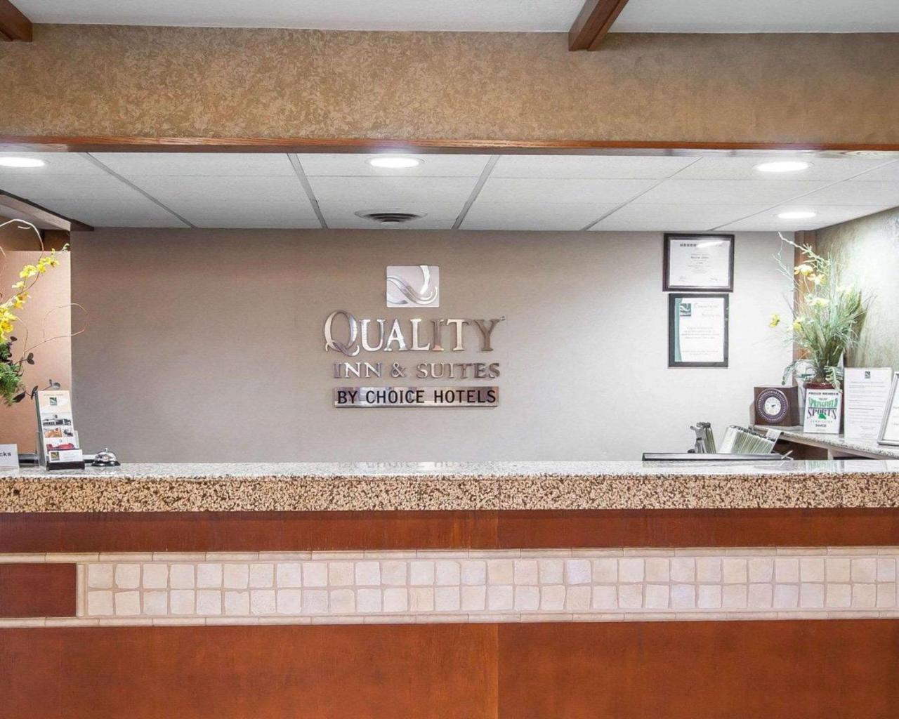 Quality Inn & Suites North Springfield Exterior photo